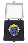Distintivo de Permanencia de Seguridad Ciudadana de la Policía Nacional dorado y azul presentado en estuche negro