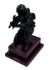 Figura GEO Policía Nacional | Estatua Decorativa sobre Peana de Madera