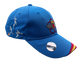Gorra azul Juegos Ejército del Aire con emblema bordado, pictogramas deportivos y visera con colores de España, vista lateral