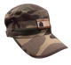 Gorra militar de camuflaje con parche de la bandera de España, vista frontal, estilo táctico unisex.