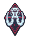 Parche Mamut 31 con calavera de mamut, grandes colmillos blancos y diseño geométrico rojo y negro