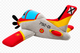 Peluche del avión Pilatus PC-21 del Ejército del Aire español visto de frente con hélice, alas rojas y cabina azul.