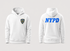 Sudadera NYPD blanca con capucha de algodón premium, escudo Police Department bordado en el pecho y gran logotipo NYPD azul en la espalda sobre fondo gris.