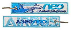Llavero de tela Airbus A320 Neo Azul claro diseño creativo avion en una cara con unbealtable fuel efficiency y nombre en el otro lado de mucha calidad bordado en las dos caras